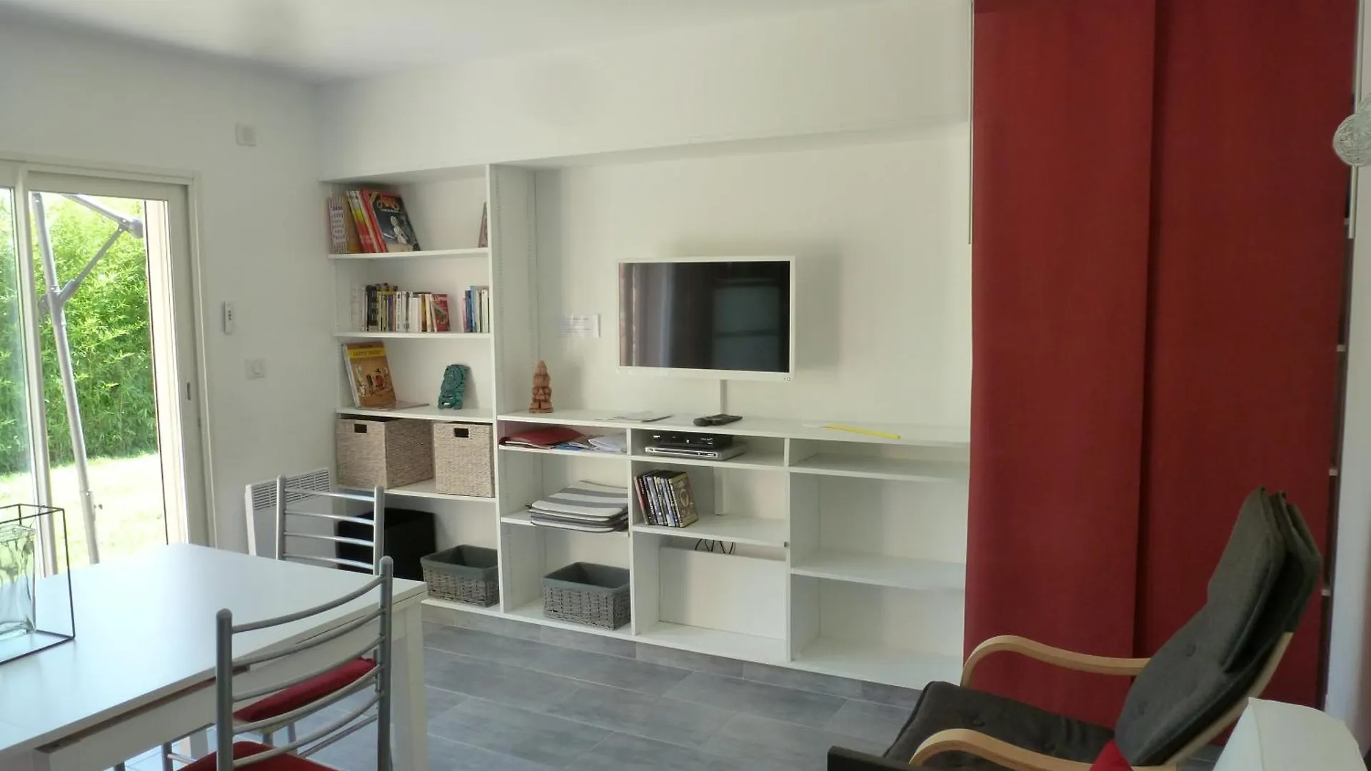Holiday home Dans Le Var Bas De Villa Plain- Pied Sur Grand Jardin Avec Entree Separee Sollies-Toucas France